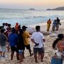 Baleia jubarte morta dá à costa em praia do Rio de Janeiro