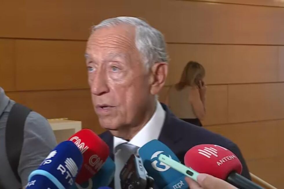 Marcelo Rebelo de Sousa discursa para os jornalistas com microfones