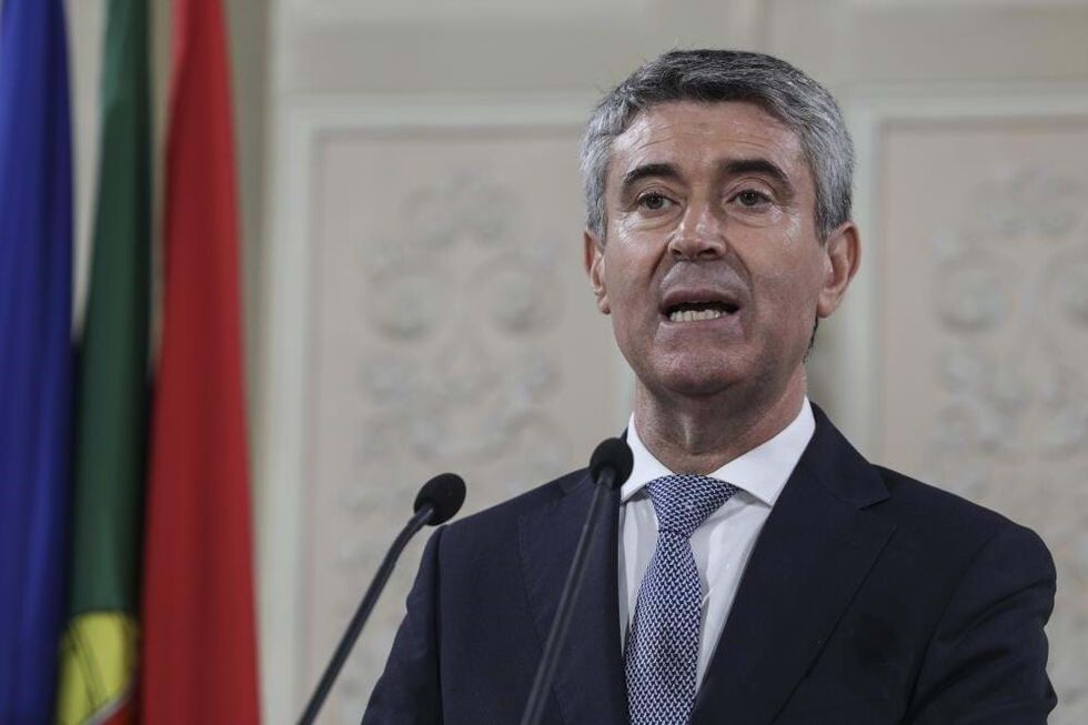 Carneiro desafia Montenegro a demitir ministra da Saúde