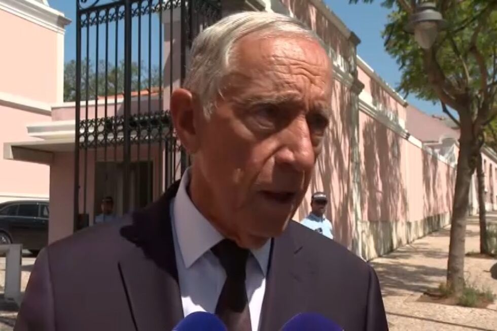 Marcelo Rebelo de Sousa discursa com microfones