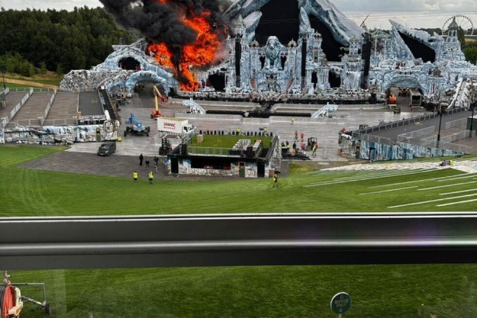 Palco principal do Tomorrowland em chamas