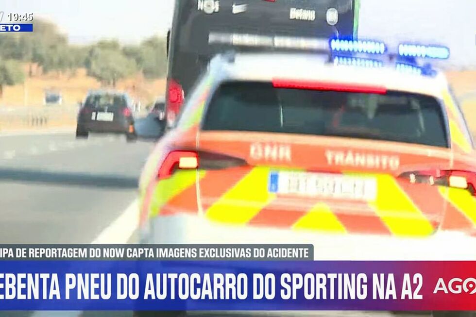 Autocarro do Sporting fura pneu na A2