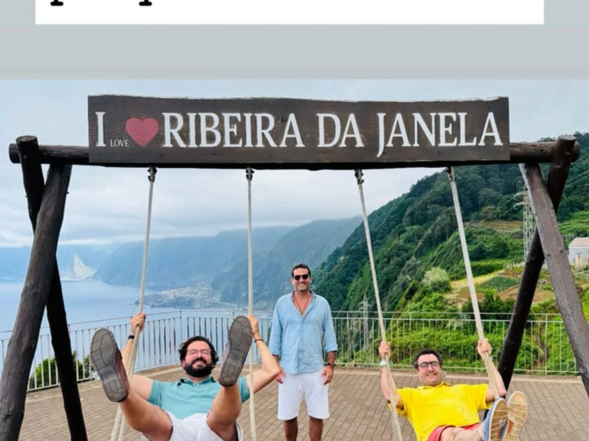 Indiscretos: Sem política, mas com muito baloiço