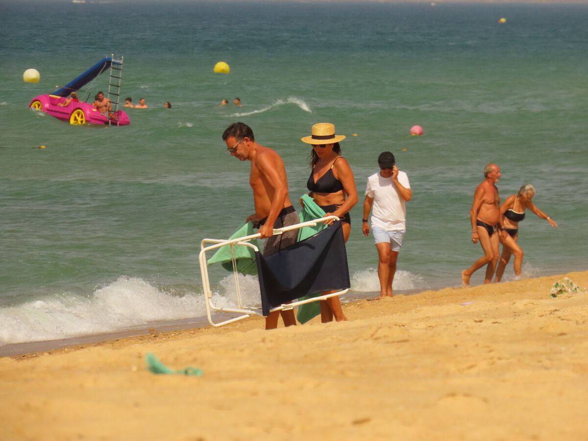 Corpos à mostra, políticos a banhos 