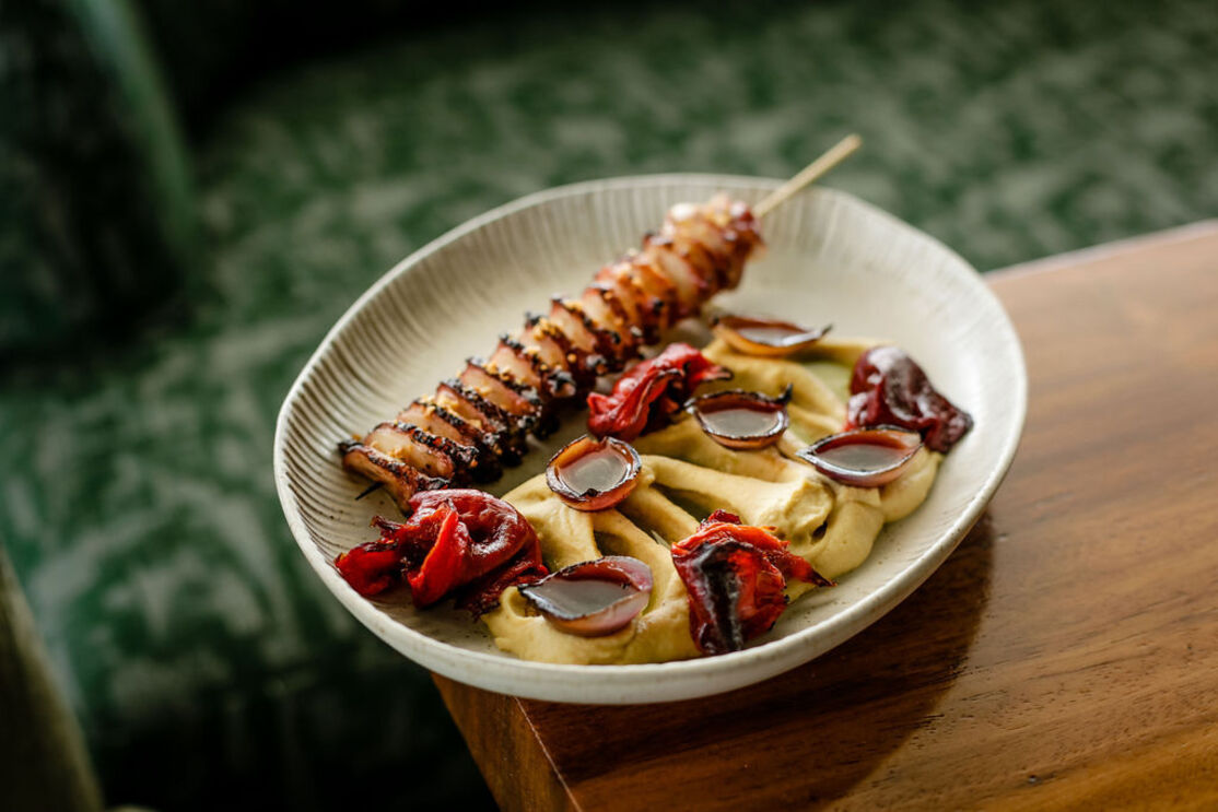 O polvo com húmus e salsa (€29) do Rossio Gastrobar