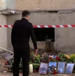  Zelensky deixa flores no local onde morreram 31 pessoas em Kiev após ataque russo