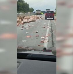 Autoestrada coberta de cachorros-quentes após acidente de camião nos EUA