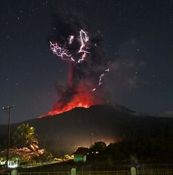 Vulção Lewotobi Laki Laki volta a entrar em erupção e deixa Indonésia em alerta