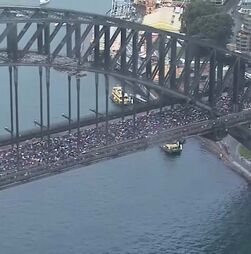 Manifestantes enchem Ponte da Baía de Sydney para mostrar apoio aos palestinianos em Gaza