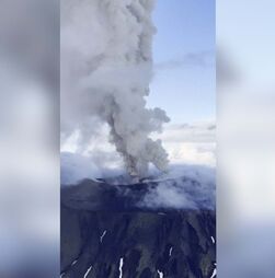  Vulcão entra em erupção pela primeira vez em mais de 600 anos no Extremo Oriente da Rússia