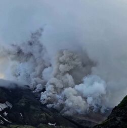Primeira vez em mais de 600 anos: imagens aéreas mostram nuvem de fumo durante erupção de vulcão na Rússia