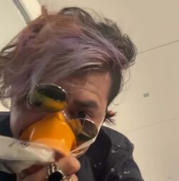 Vídeo mostra momentos de tensão dentro de avião que aterrou de emergência em Espanha  