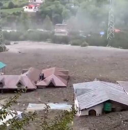 Imagens mostram casas submersas após cheias repentinas na Índia