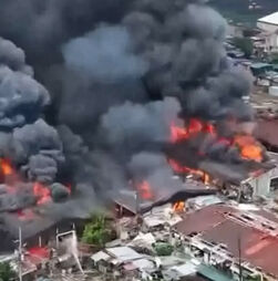 Imagens de drone mostram casas a serem consumidas pelas chamas nas Filipinas 