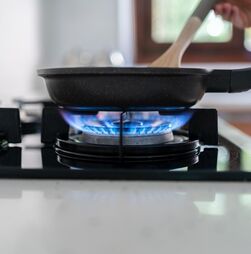 Governo vai apoiar famílias na troca de eletrodomésticos a gás por elétricos. Como aderir?
