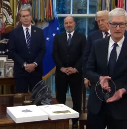 CEO da Apple surpreende Trump com presente em ouro de 24 quilates
