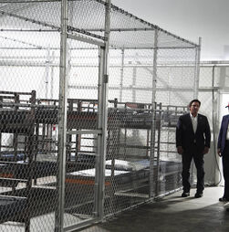 Tribunal dos EUA ordena paragem de obras na prisão de imigrantes ‘Alcatraz dos Jacarés’