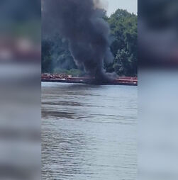 Helicóptero colide com linha de alta tensão e cai sobre um barco no rio Mississippi, duas pessoas morreram