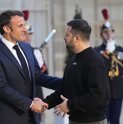 Zelensky discute 'situação diplomática' com Macron antes do encontro entre Trump e Putin