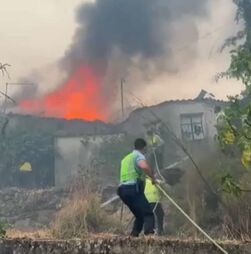 Casa a arder em Terrenho, Trancoso. Aldeia cercada e moradores retirados das habitações 
