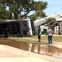 Casa fica completamente destruída após queda de máquina de construção na Flórida