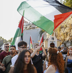 Gregos continuam a manifestar-se contra cruzeiros israelitas que chegam aos seus portos 