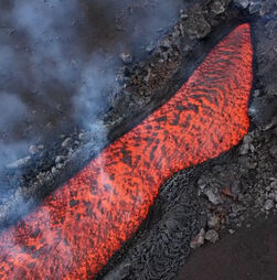 Nova rutura no vulcão Etna cria espetacular fluxo de lava