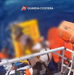 Guarda costeira italiana resgata sobreviventes de naufrágio qua matou 26 pessoas ao largo da ilha de Lampedusa