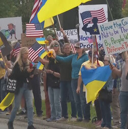 Manifestantes em Anchorage contestam cimeira de Trump com Putin sobre a Ucrânia