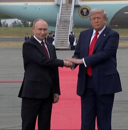 Trump estende tapete vermelho a Putin, mas reunião acaba sem qualquer acordo para pôr fim à guerra na Ucrânia