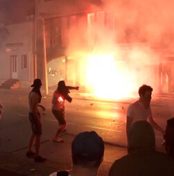 Tensão nas ruas de Belgrado: manifestantes e polícia em confronto contínuo