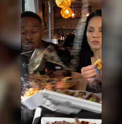 Casal de influenciadores atingido por carro enquanto gravava vídeo a almoçar em restaurante