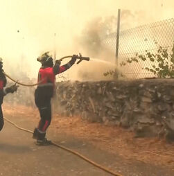 Moradores ajudam bombeiros no combate às chamas em Espanha 