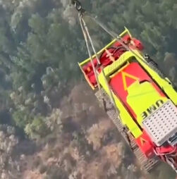 Equipamentos para combate aos fogos enviados de helicóptero em zonas a arder em Espanha
