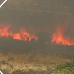 Carro dos bombeiros consumido pelas chamas em Almeida