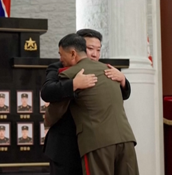 Kim Jong-un homenageia soldados norte-coreanos que combateram na Ucrânia