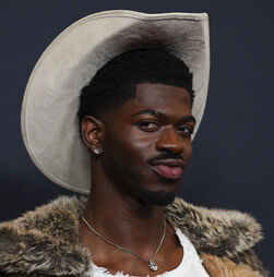 Lil Nas X detido e levado para o hospital quando andava em LA em roupa interior