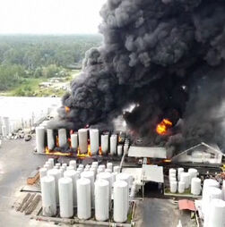 Explosão em fábrica nos Estados Unidos provoca chamas e densa nuvem de fumo