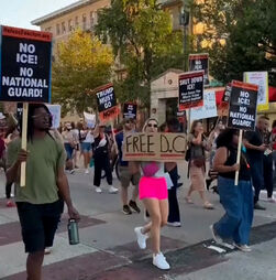 Manifestantes protestam em Washington contra a intervenção de Trump