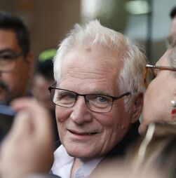 Pai do senador colombiano assassinado Miguel Uribe assume lugar do filho e será pré-candidato à presidência