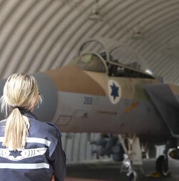 Militares israelitas divulgam vídeo de caças prontos a partir para atacar o Iémen