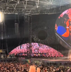 “Esta pessoa é tua companheira?”: Chris Martin brinca com pedido de casamento durante concerto dos Coldplay