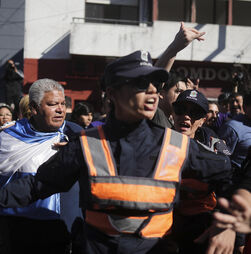 Reformados argentinos protestam contra veto de Milei ao aumento da pensão