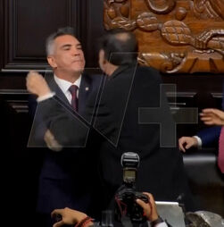 Empurrões e gritaria: senadores mexicanos agridem-se durante sessão plenária
