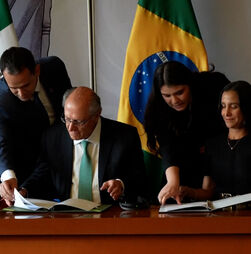 México e Brasil assinam acordos para aprofundar laços comerciais após aumento das tarifas de Trump