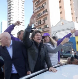 Manifestantes atiram pedras a caravana de campanha do presidente argentino em Buenos Aires