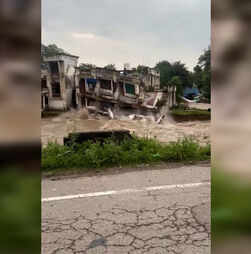 Moradores resgatados de helicóptero de prédio momentos antes de este desmoronar 