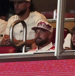 Taylor Swift e Travis Kelce fazem primeira aparição pública desde que anunciaram o noivado
