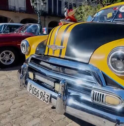 Clássicos sobre rodas: o charme dos carros antigos em Havana