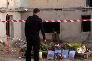 Zelensky deixa flores no local onde morreram 31 pessoas em Kiev após ataque russo